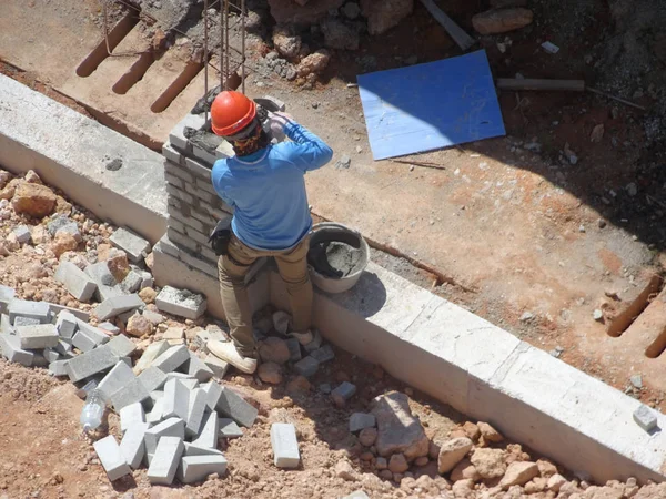 吉隆坡 马来西亚 2018年6月1日 瓦工铺设砂砖和堆放在一起使用水泥砂浆形成季风排水墙在建筑工地 此作业所需的必要工具 — 图库照片