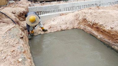 Kuala Lumpur, Malezya-05 Temmuz 2018: inşaat işçileri el float ıslak beton dökülerek tesviye. Çimento mala kullanarak elle yapılan. 
