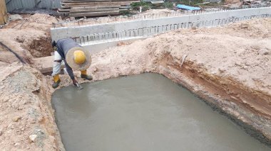 Kuala Lumpur, Malezya-05 Temmuz 2018: inşaat işçileri el float ıslak beton dökülerek tesviye. Çimento mala kullanarak elle yapılan. 