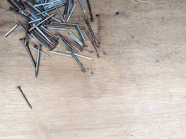 Dokulu kontrplak ahşap paslı çivi.  