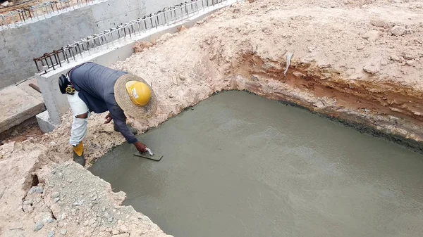 Kuala Lumpur, Malezya-05 Temmuz 2018: inşaat işçileri el float ıslak beton dökülerek tesviye. Çimento mala kullanarak elle yapılan. 
