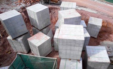 Kuala Lumpur, Malezya-04 Şubat 2017: stok inşaat sahasında ahşap palet üzerinde Autoclaved gazlı beton tuğla yığını. Geleneksel malzeme ile daha iyi belirtimi değiştirme sistemi duvar örme için yeni malzeme.  