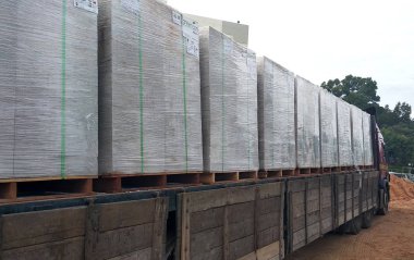 Kuala Lumpur, Malezya-04 Şubat 2017: stok inşaat sahasında ahşap palet üzerinde Autoclaved gazlı beton tuğla yığını. Geleneksel malzeme ile daha iyi belirtimi değiştirme sistemi duvar örme için yeni malzeme.  