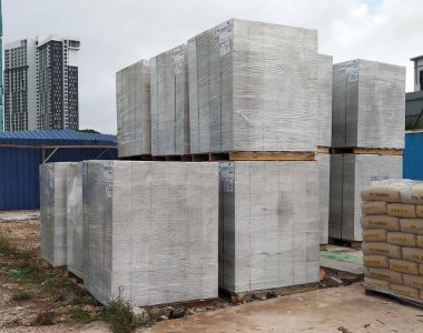 Kuala Lumpur, Malezya-04 Şubat 2017: stok inşaat sahasında ahşap palet üzerinde Autoclaved gazlı beton tuğla yığını. Geleneksel malzeme ile daha iyi belirtimi değiştirme sistemi duvar örme için yeni malzeme.  