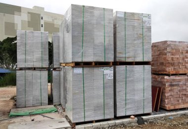 Kuala Lumpur, Malezya-04 Şubat 2017: stok inşaat sahasında ahşap palet üzerinde Autoclaved gazlı beton tuğla yığını. Geleneksel malzeme ile daha iyi belirtimi değiştirme sistemi duvar örme için yeni malzeme.  
