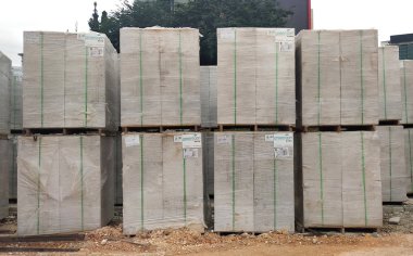 Kuala Lumpur, Malezya-04 Şubat 2017: stok inşaat sahasında ahşap palet üzerinde Autoclaved gazlı beton tuğla yığını. Geleneksel malzeme ile daha iyi belirtimi değiştirme sistemi duvar örme için yeni malzeme.  