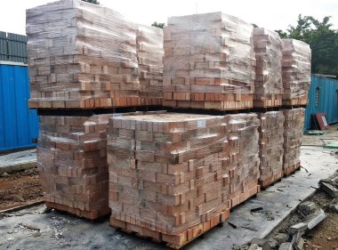 Kuala Lumpur, Malezya-24 Ağustos 2018: ahşap palet üzerinde tuğla tuğla yığını hisse senedi yığılmış inşaat alanındaki.  