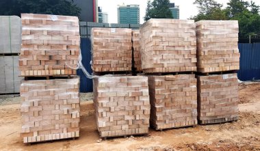 Kuala Lumpur, Malezya-24 Ağustos 2018: ahşap palet üzerinde tuğla tuğla yığını hisse senedi yığılmış inşaat alanındaki.  