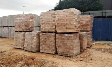 Kuala Lumpur, Malezya-24 Ağustos 2018: ahşap palet üzerinde tuğla tuğla yığını hisse senedi yığılmış inşaat alanındaki.  