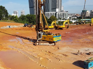 Kuala Lumpur, Malezya-29 Şubat 2017: geçişli kazık teçhizat makine inşaat sahasında. Tahrik kazık Vakfı iş oluşturmak için kullanılan makine. Beceri işçiler tarafından işletilen. 