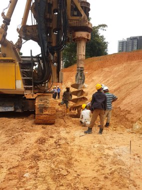 Kuala Lumpur, Malezya-29 Şubat 2017: geçişli kazık teçhizat makine inşaat sahasında. Tahrik kazık Vakfı iş oluşturmak için kullanılan makine. Beceri işçiler tarafından işletilen. 