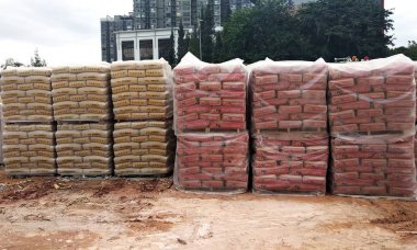 Kuala Lumpur, Malezya-22 Şubat 2018: stok portland çimento ticari torbalarda yığını. Birlikte inşaat sahasında ahşap palet istifleme. 