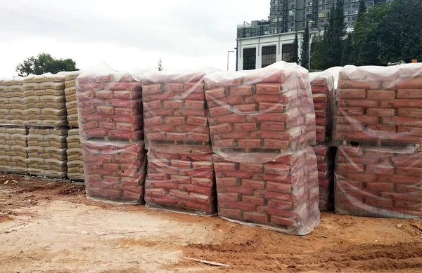 Kuala Lumpur, Malezya-22 Şubat 2018: stok portland çimento ticari torbalarda yığını. Birlikte inşaat sahasında ahşap palet istifleme. 