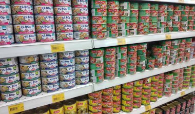 Seremban, Malezya-3 Ekim 2018: ton balığı filetosu metal olabilir ve süpermarket raflarında Satılık görüntülenir. Onun çeşitli tat ve lezzet olarak görülür. 