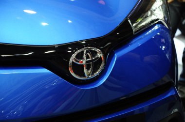 Kuala Lumpur, Malezya-23 Mart 2018: Toyota ticari marka amblemi ve logos adlı araba vücut. Toyota Japonya'dan dünyanın ünlü otomobil üreten biridir.   