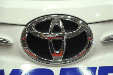 Kuala Lumpur, Malezya-23 Mart 2018: Toyota ticari marka amblemi ve logos adlı araba vücut. Toyota Japonya'dan dünyanın ünlü otomobil üreten biridir.   