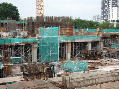 Kuala Lumpur, Malezya-6 Ekim 2018: inşaatta ilerleme. Beceri işçiler tarafından yüklü. Bina yapısı hala erken aşamalarında yapıdır. 