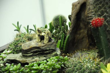 Kuala Lumpur, Malezya-28 Mart 2018: küçük bitki ve diğer malzeme yapılmış minyatür Bahçe. Yaratıcı tasarımcılar formu muhteşem sahne göre düzenlenmiş. 