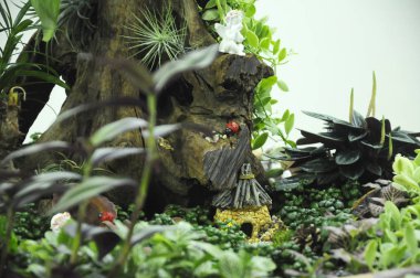 Kuala Lumpur, Malezya-28 Mart 2018: küçük bitki ve diğer malzeme yapılmış minyatür Bahçe. Yaratıcı tasarımcılar formu muhteşem sahne göre düzenlenmiş. 