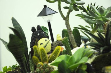 Kuala Lumpur, Malezya-28 Mart 2018: küçük bitki ve diğer malzeme yapılmış minyatür Bahçe. Yaratıcı tasarımcılar formu muhteşem sahne göre düzenlenmiş. 