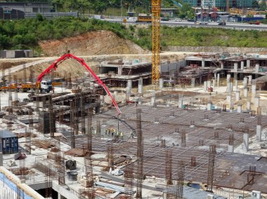 Kuala Lumpur, Malezya-27 Ağustos 2018: inşaat işçileri inşaat sahasında eseri betonlama. Ağır makine ıslak beton dökerek konuma taşımak için kullanılan. 