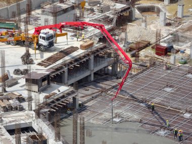 Kuala Lumpur, Malezya-27 Ağustos 2018: inşaat işçileri inşaat sahasında eseri betonlama. Ağır makine ıslak beton dökerek konuma taşımak için kullanılan. 