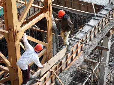 Kuala Lumpur, Malezya-27 Ağustos 2018: inşaat işçileri inşaat sahasında eseri betonlama. Ağır makine ıslak beton dökerek konuma taşımak için kullanılan. 