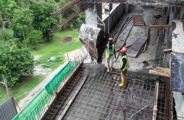 Kuala Lumpur Malajzia Augusztus 2018 Betonozás Munkája Építkezésen Építőmunkások Szakadó — Stock Fotó
