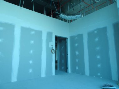 Kuala Lumpur, Malezya-29 Mart 2018: Drywall yükleme yapım aşamasında şantiyede inşaat işçileri tarafından. Bölüm için bir iç duvar yapmanın en kolay ve en ucuz yolu olduğunu. 