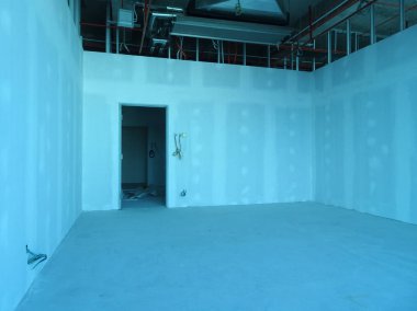 Kuala Lumpur, Malezya-29 Mart 2018: Drywall yükleme yapım aşamasında şantiyede inşaat işçileri tarafından. Bölüm için bir iç duvar yapmanın en kolay ve en ucuz yolu olduğunu. 