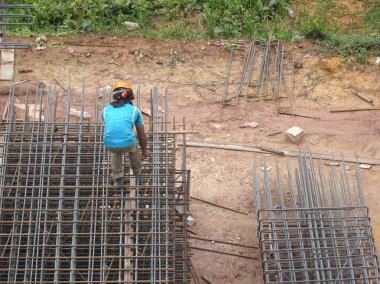 Kuala Lumpur, Malezya-29 Mart 14, 2016: inşaat işçileri formu takviye beton inşaat sahasında bara çelik takviye imalatı. 