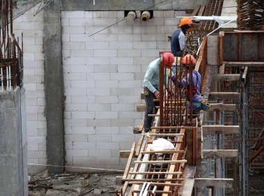 Kuala Lumpur, Malezya-29 Mart 14, 2016: inşaat işçileri formu takviye beton inşaat sahasında bara çelik takviye imalatı. 