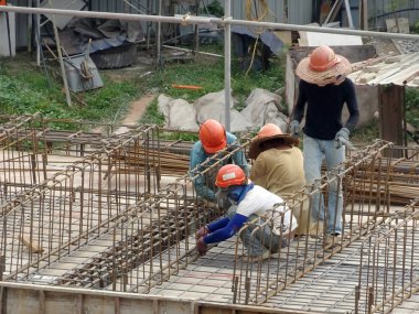 Kuala Lumpur, Malezya-29 Mart 14, 2016: inşaat işçileri formu takviye beton inşaat sahasında bara çelik takviye imalatı. 