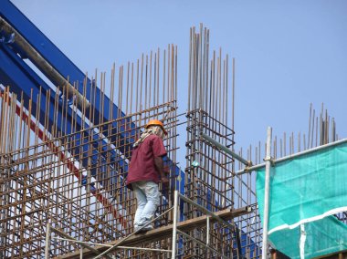 Kuala Lumpur, Malezya-29 Mart 14, 2016: inşaat işçileri formu takviye beton inşaat sahasında bara çelik takviye imalatı. 