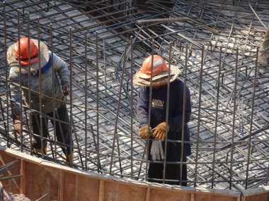 Kuala Lumpur, Malezya-29 Mart 14, 2016: inşaat işçileri formu takviye beton inşaat sahasında bara çelik takviye imalatı. 