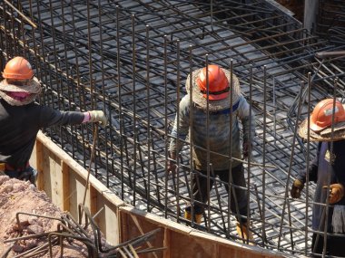 Kuala Lumpur, Malezya-29 Mart 14, 2016: inşaat işçileri formu takviye beton inşaat sahasında bara çelik takviye imalatı. 