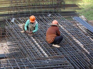 Kuala Lumpur, Malezya-29 Mart 14, 2016: inşaat işçileri formu takviye beton inşaat sahasında bara çelik takviye imalatı. 