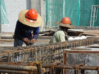 Kuala Lumpur, Malezya-29 Mart 14, 2016: inşaat işçileri formu takviye beton inşaat sahasında bara çelik takviye imalatı. 