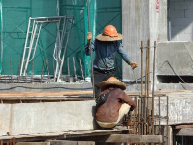 Kuala Lumpur, Malezya-29 Mart 14, 2016: inşaat işçileri formu takviye beton inşaat sahasında bara çelik takviye imalatı. 