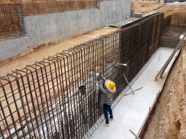 Kuala Lumpur, Malezya-29 Mart 14, 2016: inşaat işçileri formu takviye beton inşaat sahasında bara çelik takviye imalatı. 