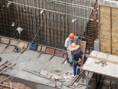 Kuala Lumpur, Malezya-29 Mart 14, 2016: inşaat işçileri formu takviye beton inşaat sahasında bara çelik takviye imalatı. 
