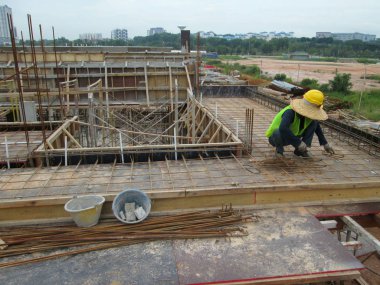 Kuala Lumpur, Malezya-29 Mart 14, 2016: inşaat işçileri formu takviye beton inşaat sahasında bara çelik takviye imalatı. 