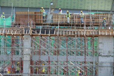 Selangor, Malezya-05 Mayıs 2016: grup inşaat işçileri şantiye ve giyen Emanet dişli gövde koşum takımı ve emanet bot takım aktiviteye dahil gibi.  