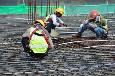 Selangor, Malezya-05 Mayıs 2016: grup inşaat işçileri şantiye ve giyen Emanet dişli gövde koşum takımı ve emanet bot takım aktiviteye dahil gibi.  