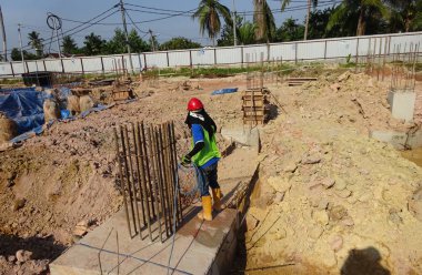 Selangor, Malezya-05 Mayıs 2016: grup inşaat işçileri şantiye ve giyen Emanet dişli gövde koşum takımı ve emanet bot takım aktiviteye dahil gibi.  