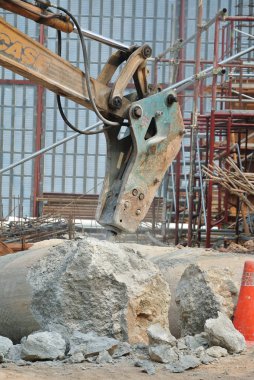 Johor, Malezya-26 Haziran 2015: Malezya İnşaat sahasında küçük parçalara atık beton ezmek için kullanılan beton kesmek makinesi.