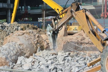Johor, Malezya-26 Haziran 2015: Malezya İnşaat sahasında küçük parçalara atık beton ezmek için kullanılan beton kesmek makinesi.