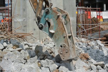 Johor, Malezya-26 Haziran 2015: Malezya İnşaat sahasında küçük parçalara atık beton ezmek için kullanılan beton kesmek makinesi.
