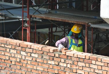 Malacca, Malaysia-24 Ağustos 2016: inşaat işçileri inşaat alanındaki formu tuğla duvar tuğla döşeme.  