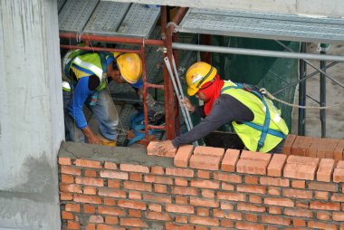 Malacca, Malaysia-24 Ağustos 2016: inşaat işçileri inşaat alanındaki formu tuğla duvar tuğla döşeme.  